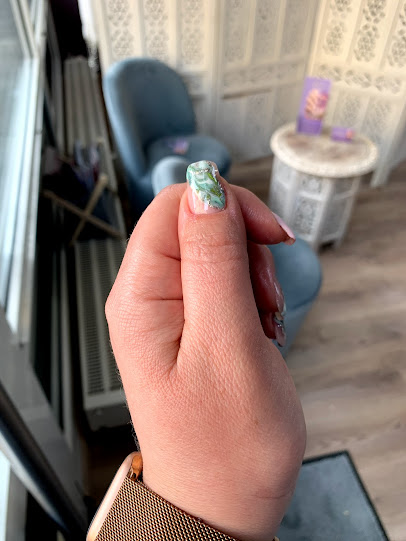 Foto einer Hand mit lackierten Nägeln