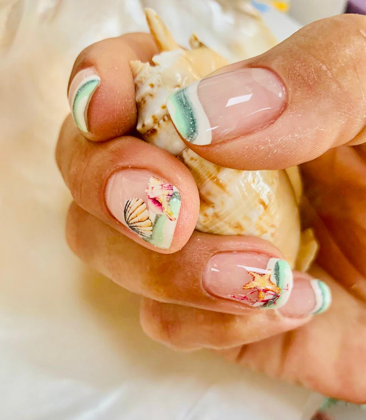 Lackierte Nägel mit Strandmotiven