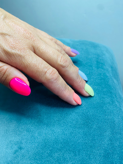 Foto einer Hand mit lackierten Nägeln